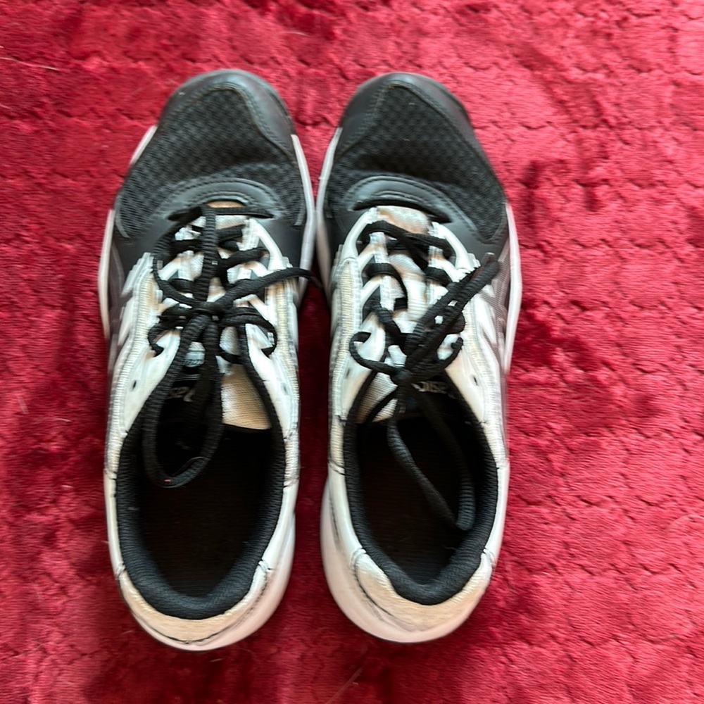 Women's tennis shoe